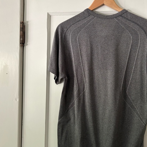 LuluLemon Metal Vent Teck Short-Sleeve - Picture 7 of 10
